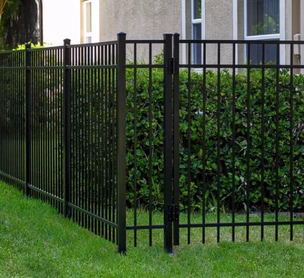 modern-aluminum-fence